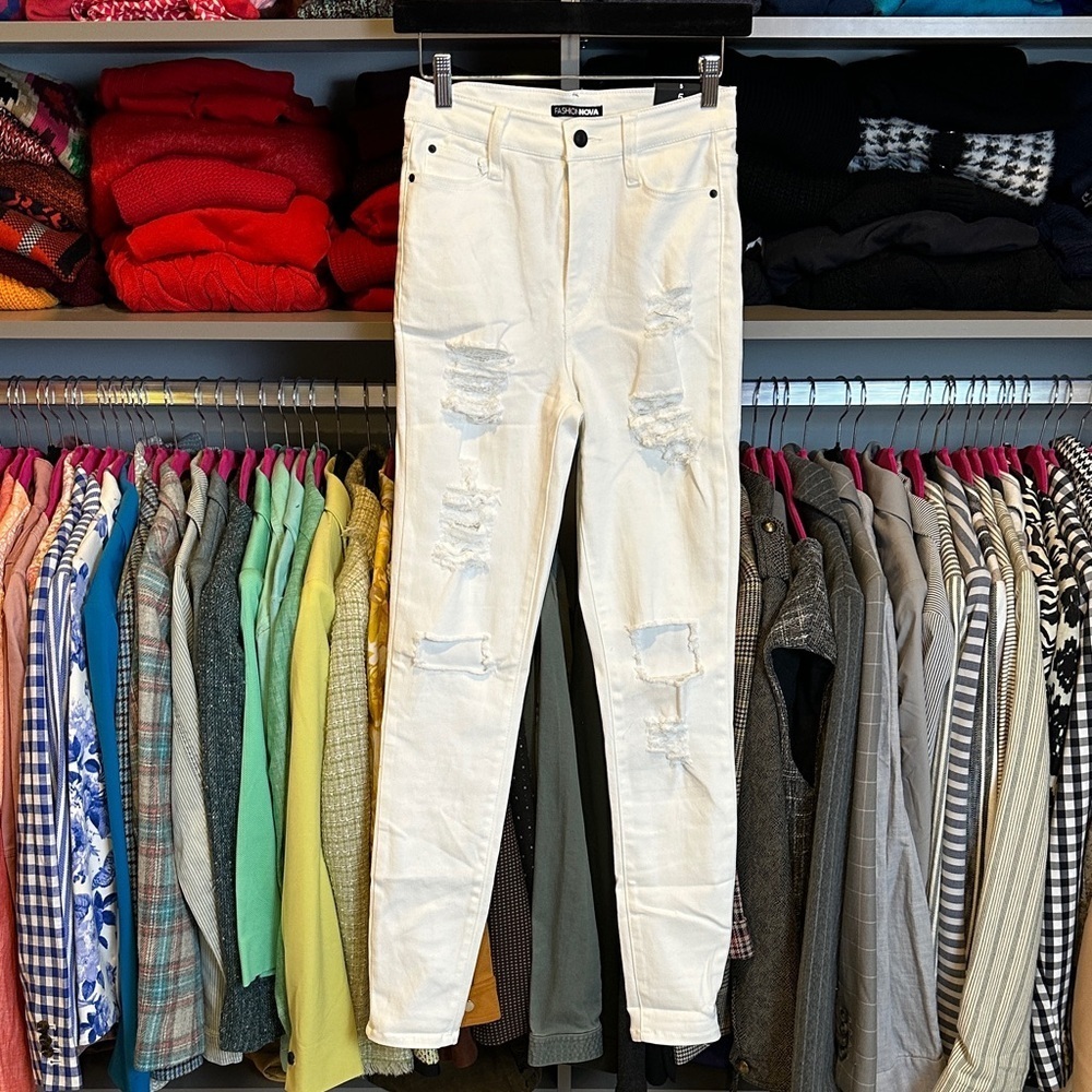 Fashion Nova white 4 pocket distressed high rise skinny jeans size 5 NWT